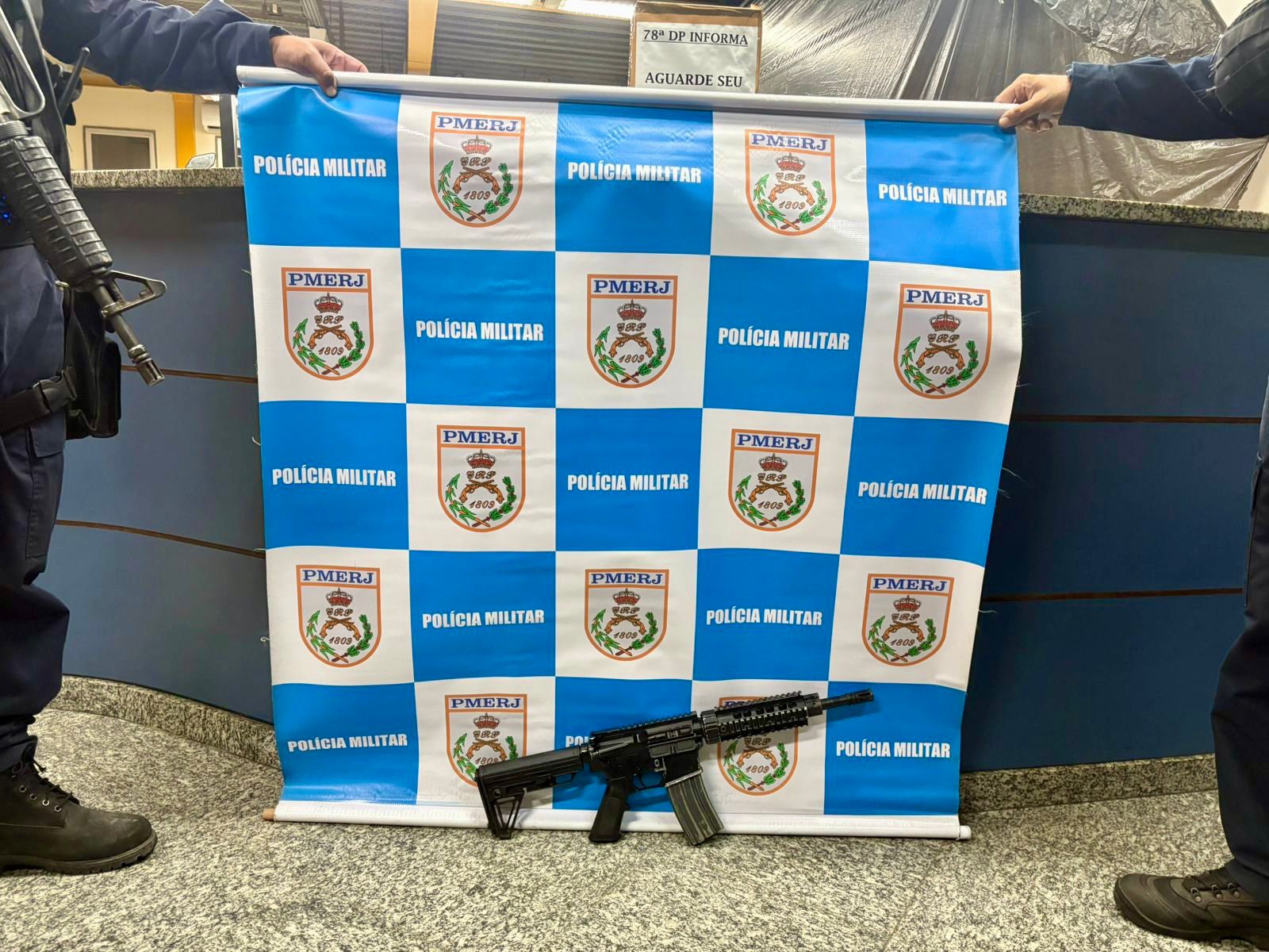 Após denúncia anônima, PM apreende fuzil na Comunidade da Brasília, em Niterói